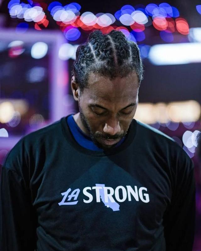 致敬CP3！快船主场球迷之墙摆满了保罗“空接之城”时期的球衣（向CP3致意！快船主场球迷墙挂满保罗“空接之城”时代球衣）