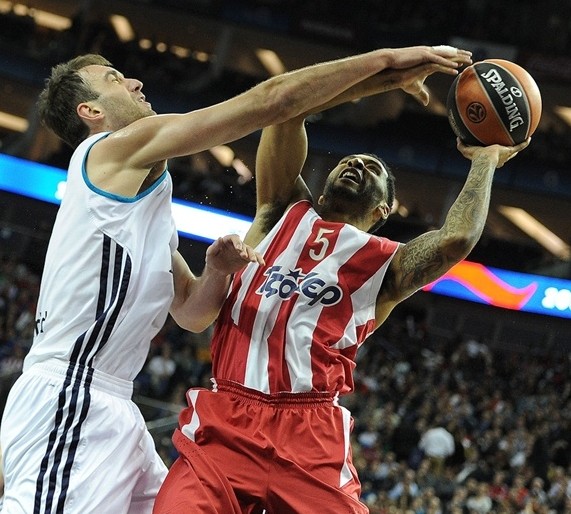 湖人浓眉哥篮下统治球队获胜（浓眉内线碾压助湖人告捷）