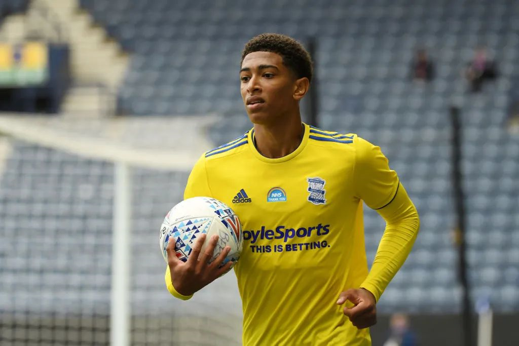 莱切vs都灵：班达、法尔科内首发，切-亚当斯、弗拉希奇出战