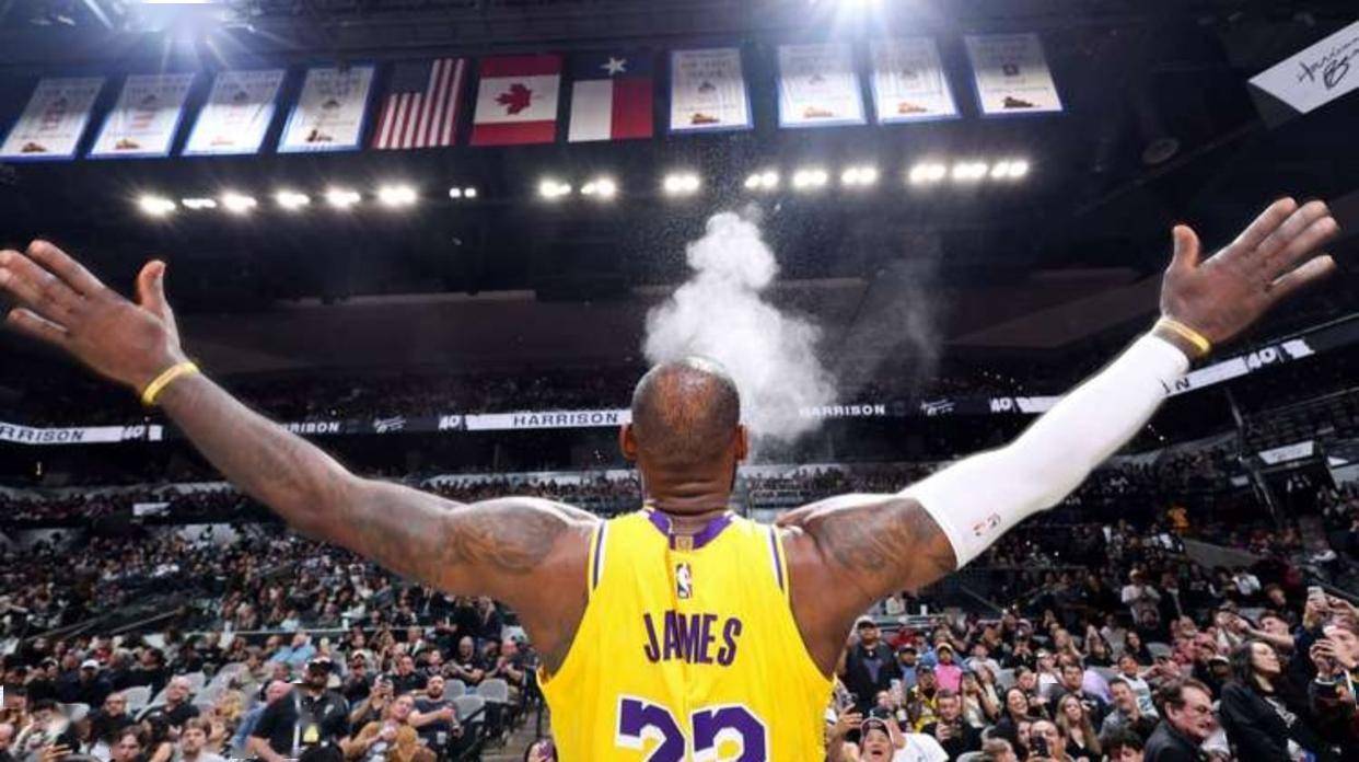 攻守易形，八成皇社球迷支持格德斯取代久保建英担任首发（风向已变：八成皇社球迷力挺格德斯顶替久保建英首发）