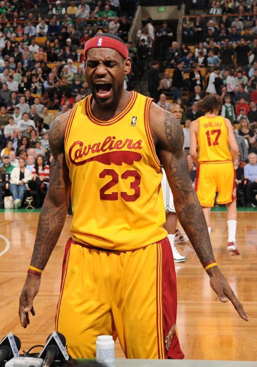 U22国家队走进成都实验小学西区分校，黄博文、于大宝等人与师生互动（U22国足做客成都实验小学西区，黄博文、于大宝等与师生互动交流）