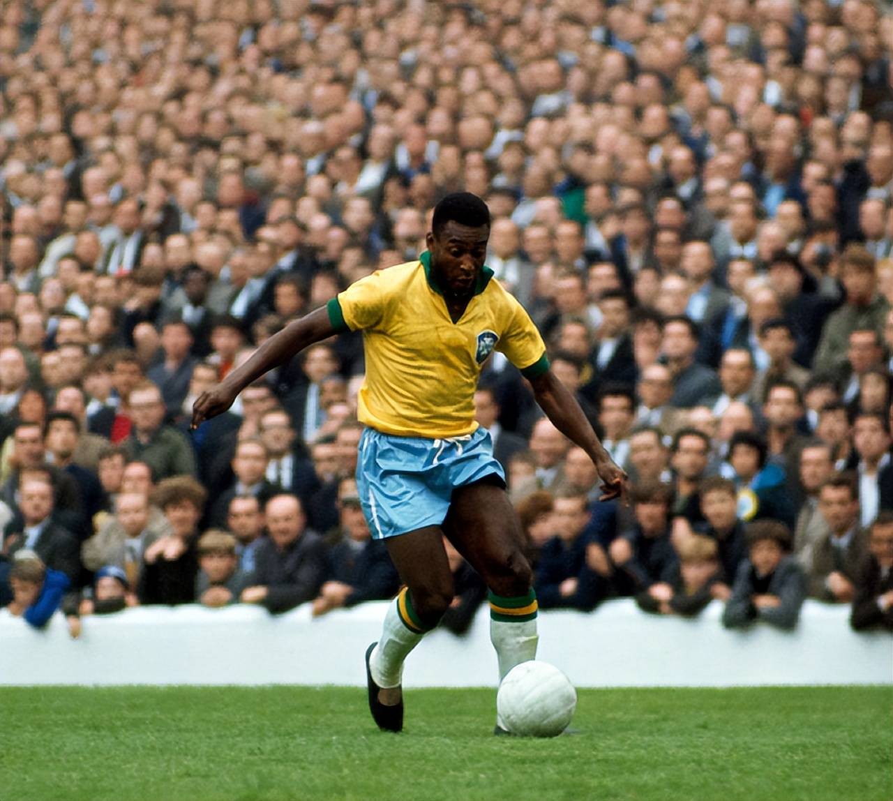 官方：切尔西签下19岁后卫哈托，转会费4418万欧签约至2032年（官宣：切尔西以4418万欧引进19岁后卫哈托，合同至2032年）