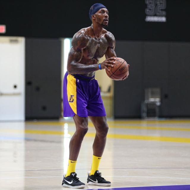 曼联第一季度总营收为1.403亿英镑，较去年同期有所下降（曼联第一季度营收1.403亿英镑，同比下降）