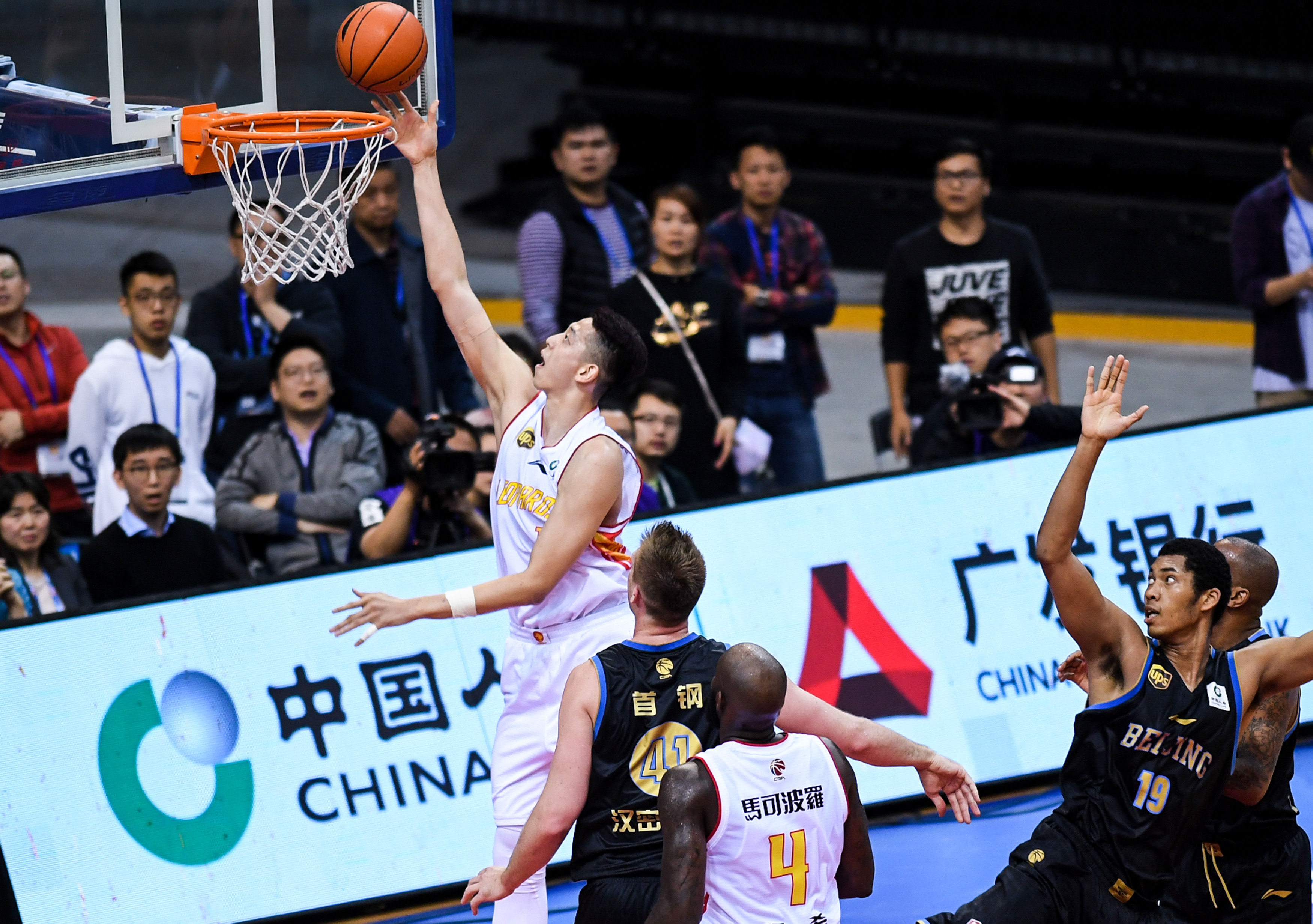 法兰克福4-3逆转科隆，伯卡特梅开二度，达胡德建功（法兰克福上演4-3逆转击败科隆，伯卡特双响，达胡德破门）