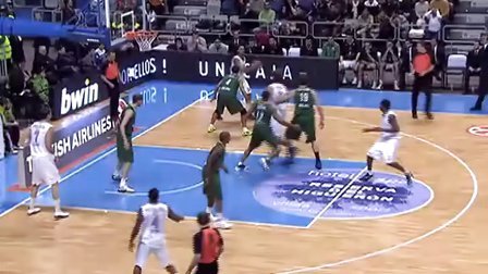 詹姆斯关键三分绝杀（詹姆斯压哨三分定胜负）