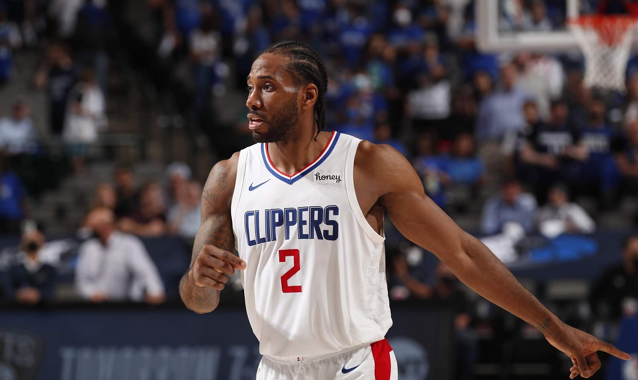 杨瀚森NBA生涯首次首发，被打到面部痛苦倒地，裁判未及时吹停比赛引争议（杨瀚森生涯首次先发遭击中面部痛苦倒地，裁判未及时鸣哨引发争议）