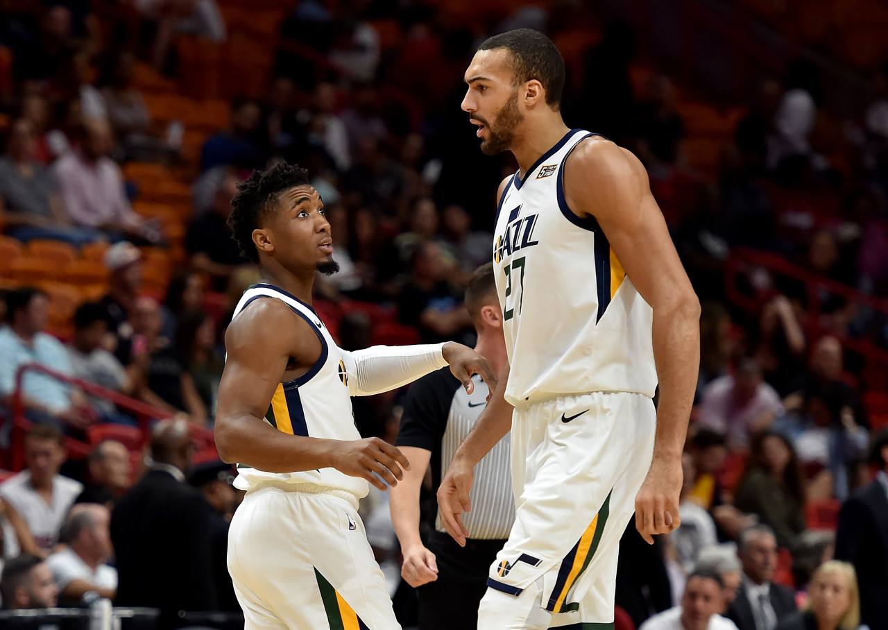 离别的季节，国安球迷合唱《再见》送别年底离队球员（年末告别季，国安球迷齐唱《再见》为离队球员送行）